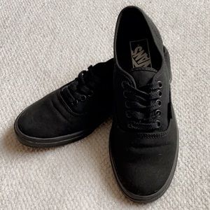 Black Authentic Vans Size: Woman’s 7 / Men’s 5.5